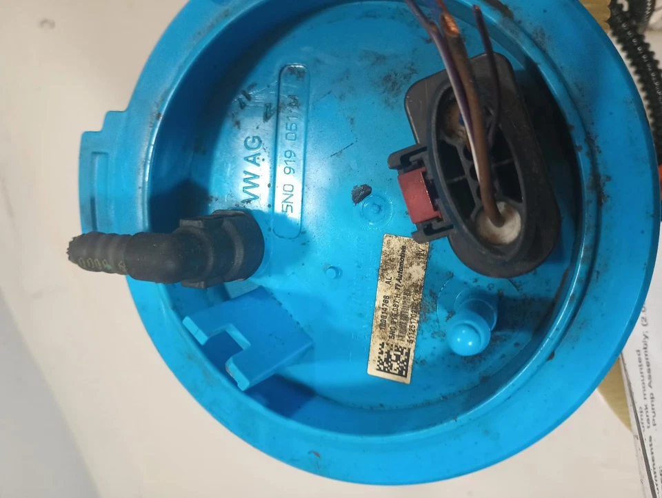 Bomba de combustible usada se adapta a: Volkswagen Tiguan 2017 montado en tanque grado A Foto 3 de 4