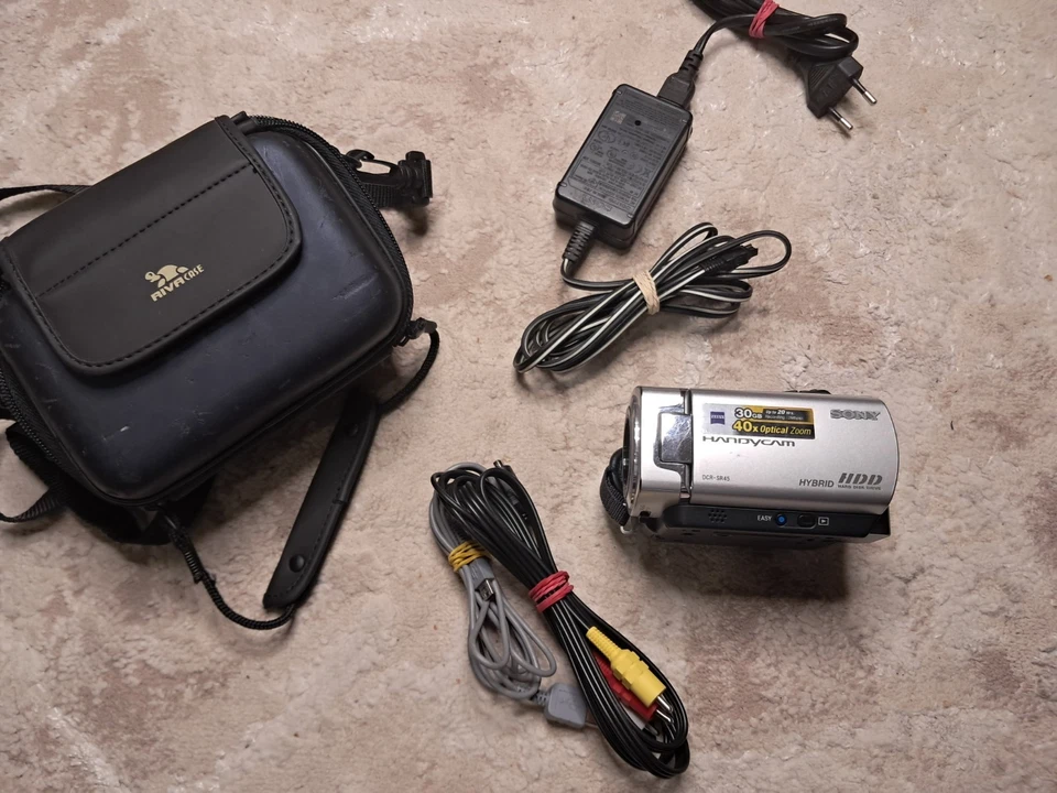 Sony DCR-SR45 Silver 40X Optical Zoom 30GB HDD Handycam Camcorder + Bag - Image 3 of 4