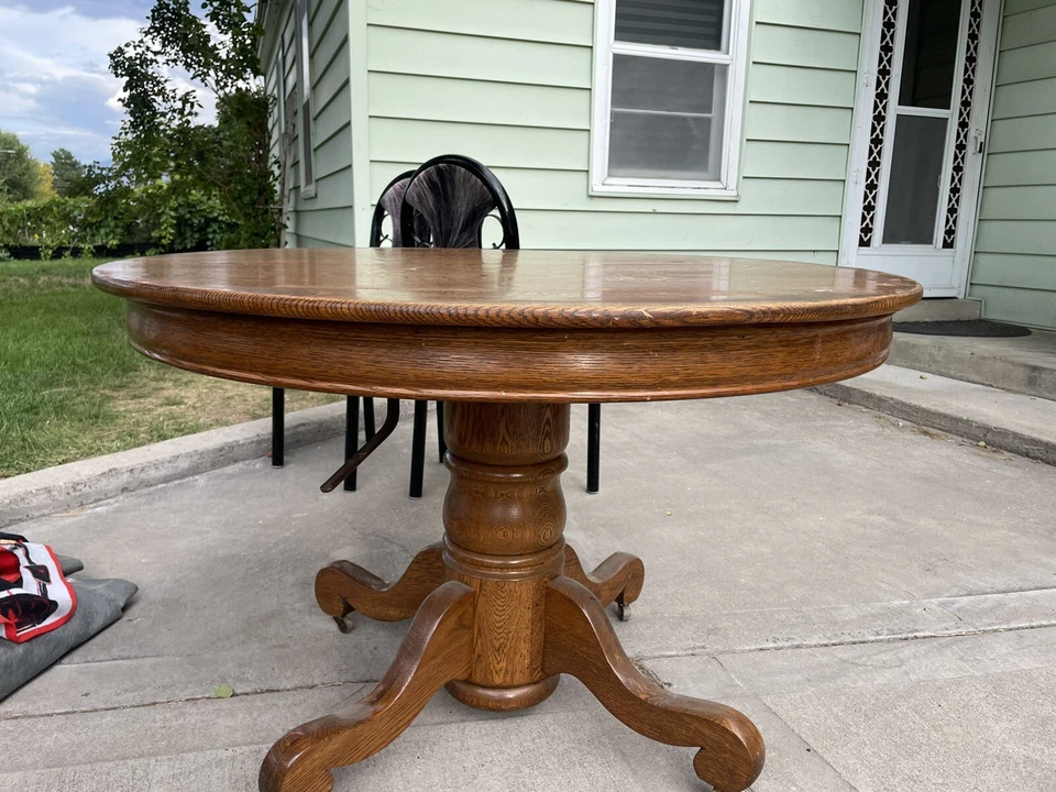 Mesa y sillas antiguas con pedestal de roble aserrado de cuarto Foto 4 de 4