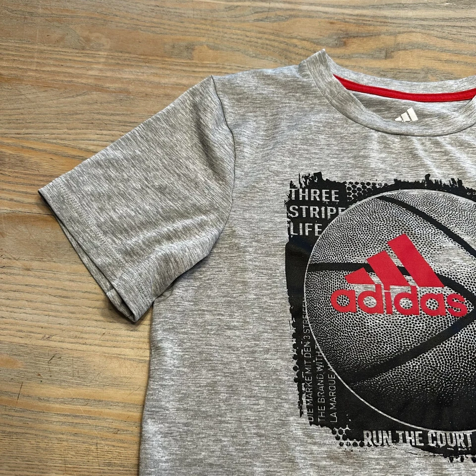 LEER Camiseta Adidas Gris Manga Corta Baloncesto Gráfico Niños M 10/12 Atlética Foto 4 de 4