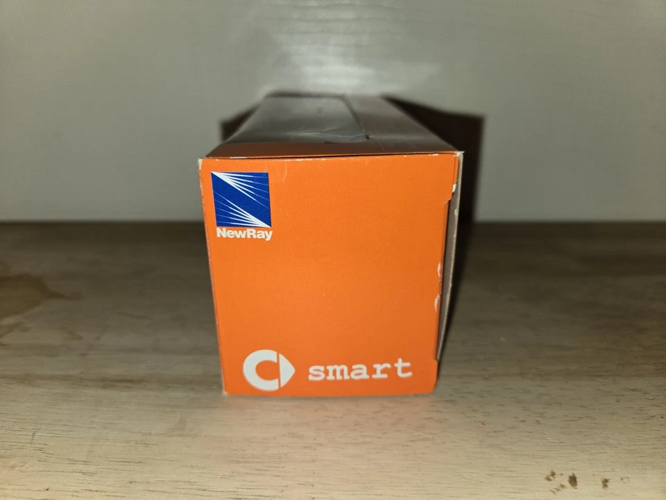 2011 NEW-RAY SMART FROTWO 1:43 SCALE RED & SILVER DIE CAST SMART CAR NEW IN BOX - Image 4 of 4