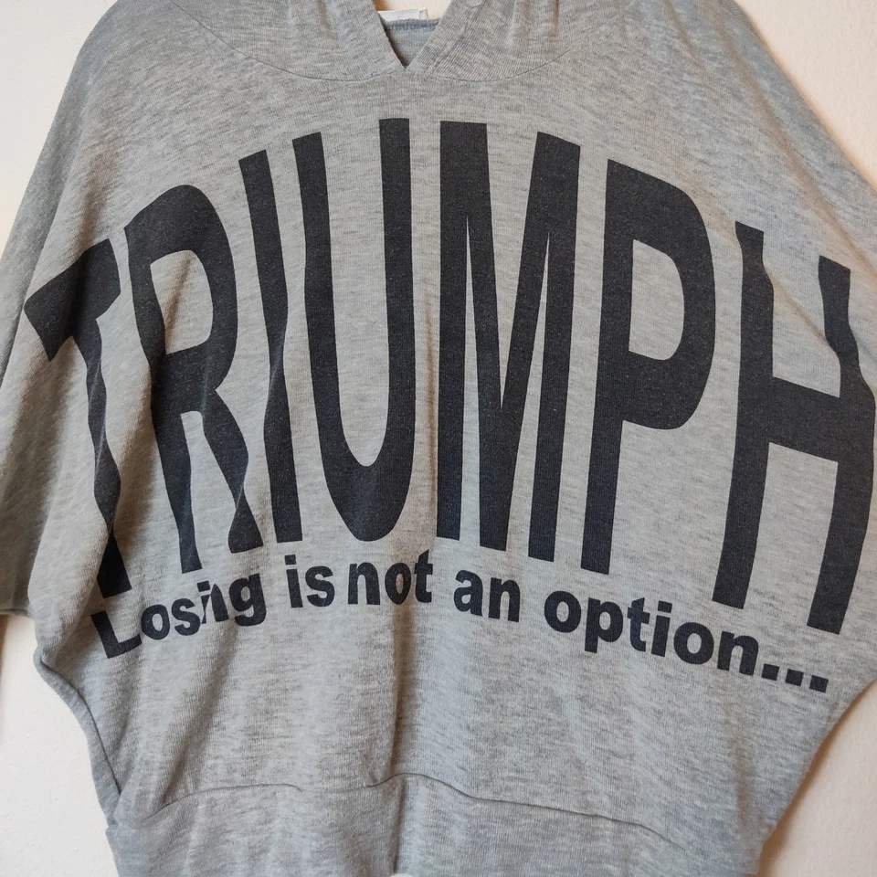 Sudadera con Capucha Poetry Triumph Deletreada Gráfica Gris Recortada Relajada Mediana Foto 4 de 4