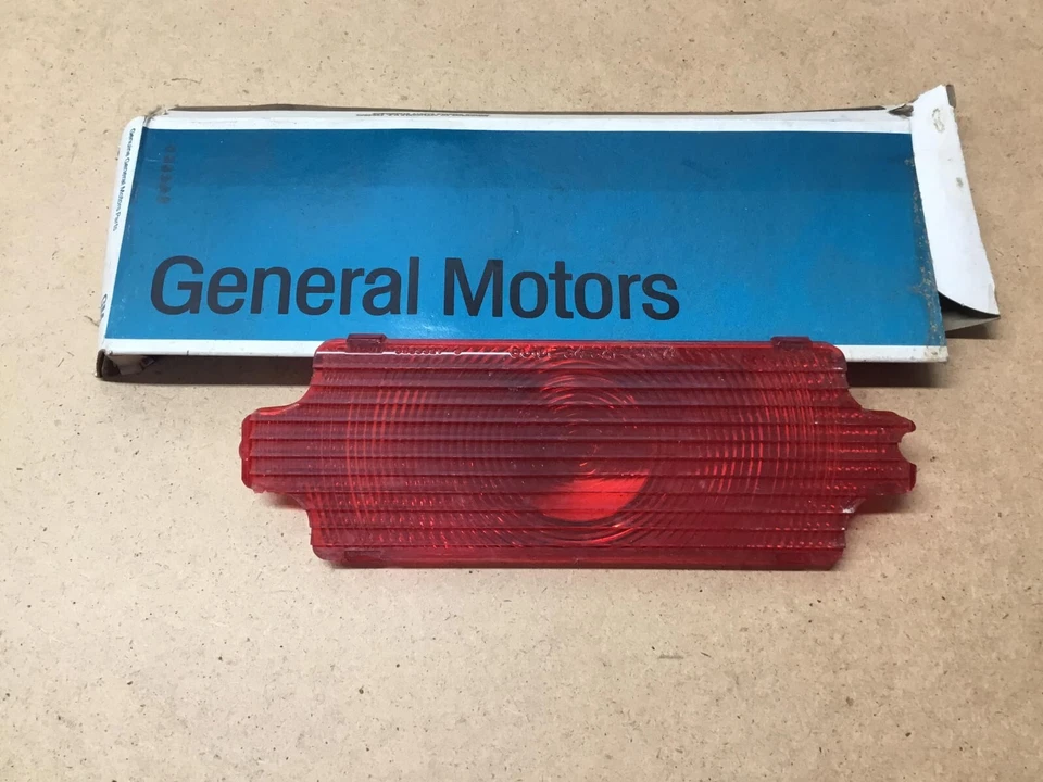 Oldsmobile F-85, lente de luz trasera superior interior Cutlass NOS GM 1971-1972 Foto 2 de 3