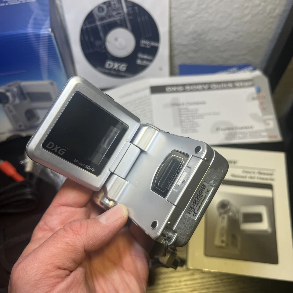 DXG-506V 5.1 MegaPixel Multi-Functional Camera w/ MPEG4 Silver Parts Or Repair - Image 3 of 4