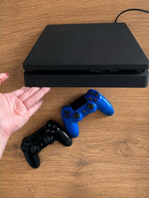 Sony PlayStation 4 Slim Heimkonsole Schwarz inkl. 2 DualShock 4 Controller