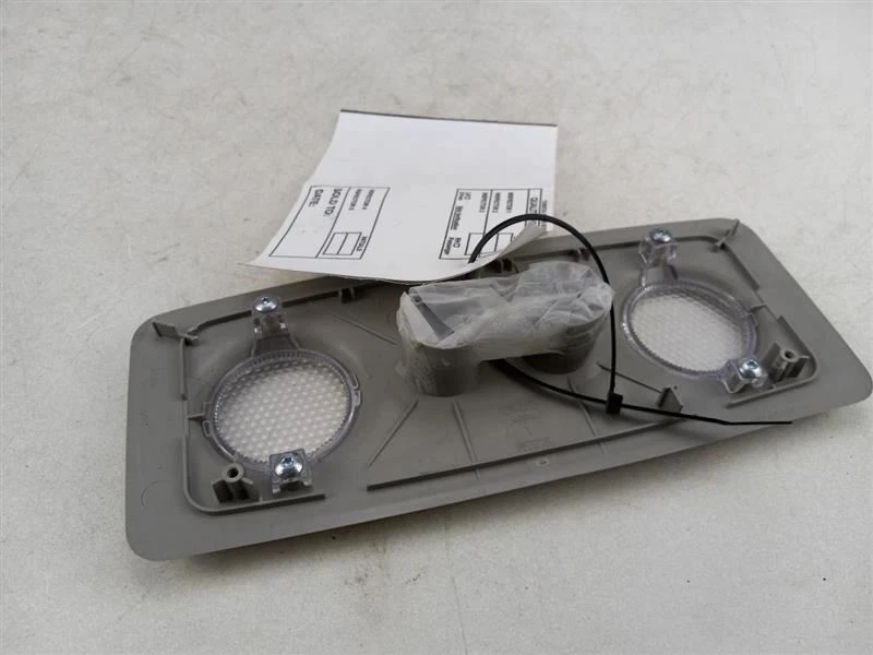 Chevrolet Traverse 2009-2017 luz domo trasero segunda fila Foto 3 de 4