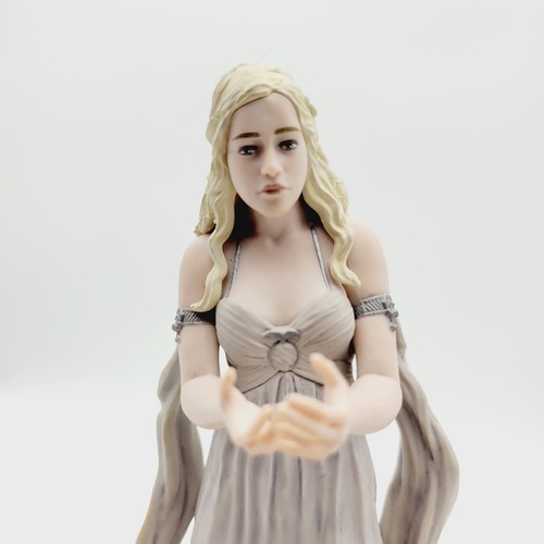 Dark Horse Deluxe Game of Thrones 7" Daenerys Targaryen Mother of Dragons Figure - Picture 2 of 5