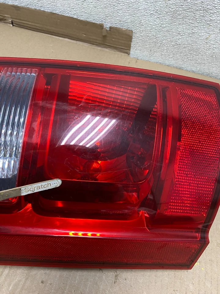 Lanterna traseira lateral esquerda Dodge Grand Caravan 2008 a 2010 fabricante de equipamento original U1023 DW - Imagem 4 de 4