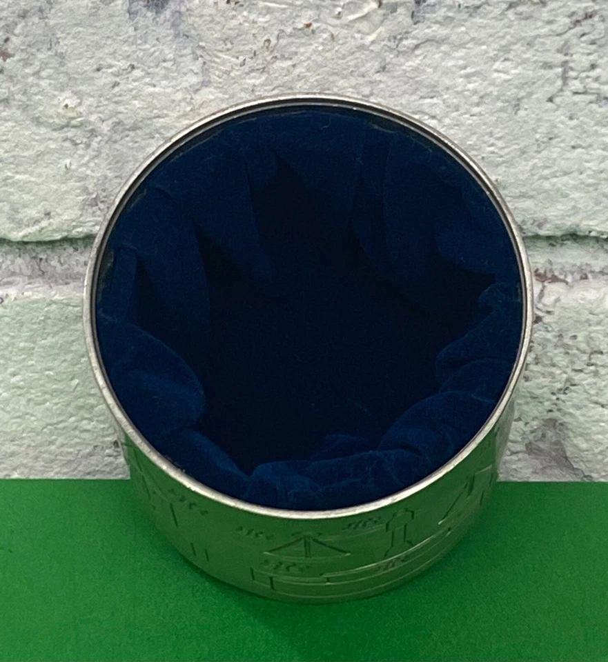 Caja de bautizo de metal vintage para bebé diseño grabado recuerdo caja de baratija plateada Foto 3 de 4