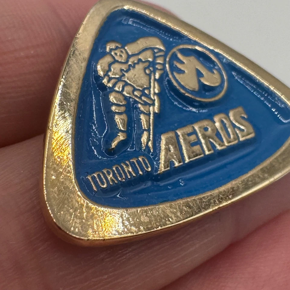 Pin de solapa esmaltada con logotipo de hockey Toronto Aeros de colección triangular azul dorado WHA Foto 2 de 3