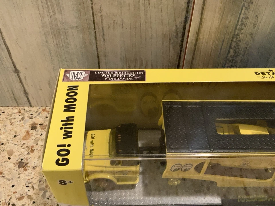 M2 Machines CHASE 1970  Chevy C-60  1967 Camaro SS Car Moon Equipped Auto-Hauler - Image 4 of 4