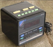 Soundesign 80s Retro Mod Surfer AM/FM Electronic Digital Clock RADIO 3634 Black