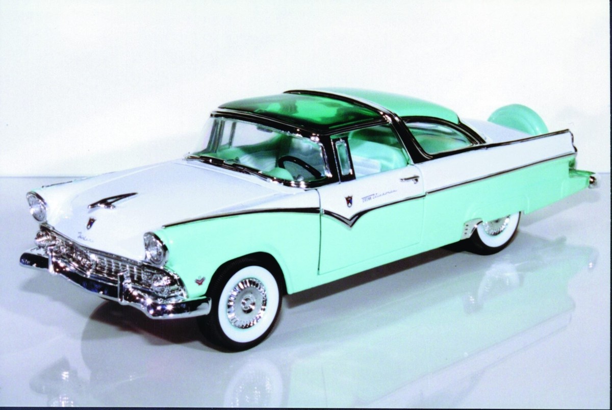 1:18 Yatming Ford Fairlane '55 Crown Victoria mint, pink, yellow