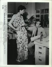 1978 Press Photo Oscar De La Renta inspects dress on model in New York