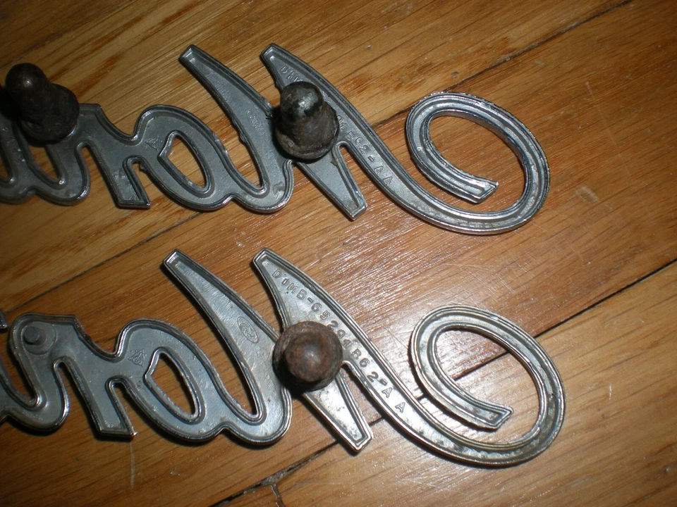 Par de emblemas de cuarto de panel Mercury Monterey 1971 originales usados Foto 3 de 3