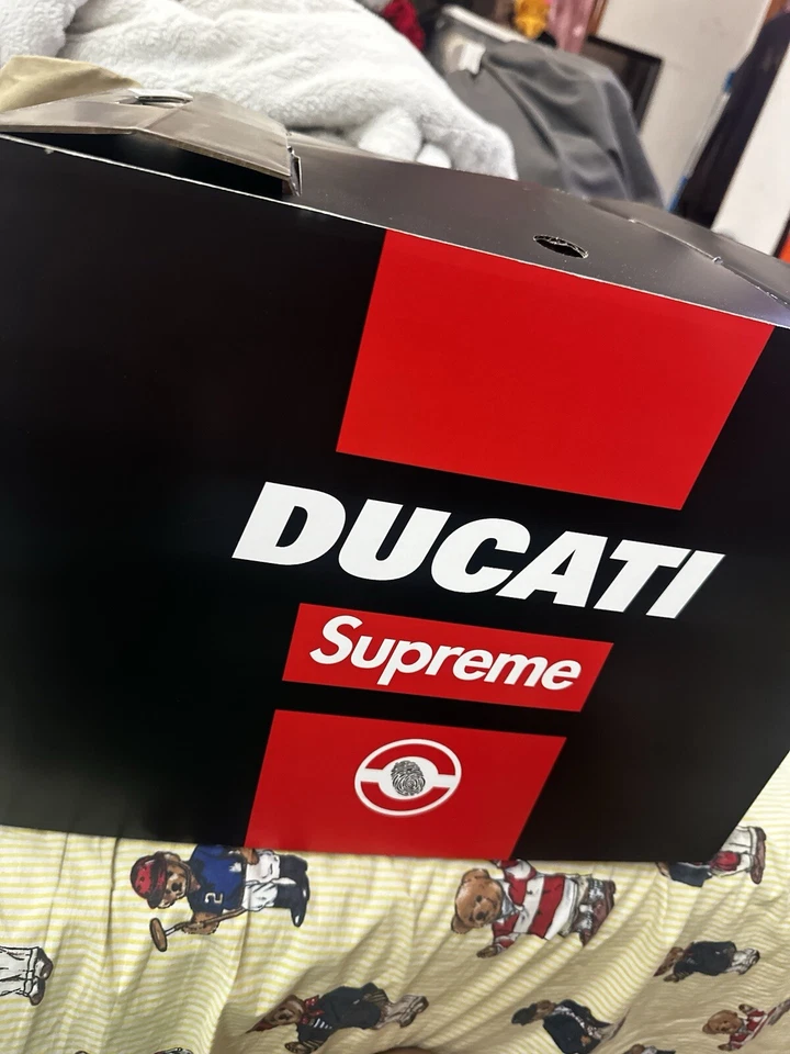 全新 Supreme x Ducati Arai 海盗船-X 头盔 尺寸 X-大号 — 第 2/4 张图片