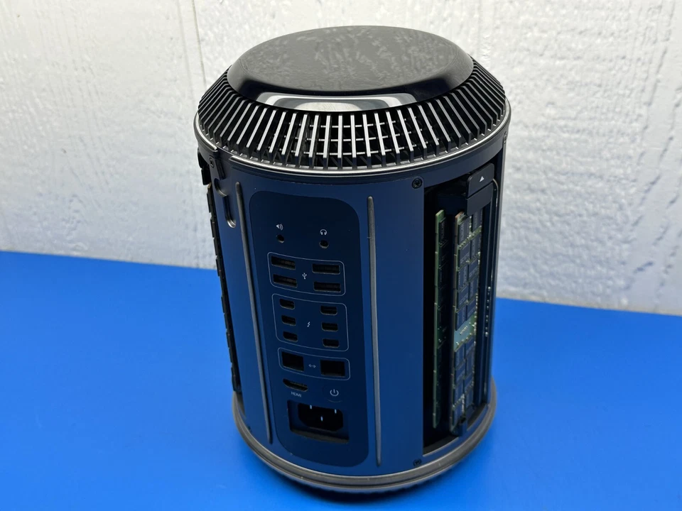 Mac Pro 2013 2.7GHz 12-Core  64GB RAM  1TB SSD  AMD FirePro D500 - Image 4 of 4