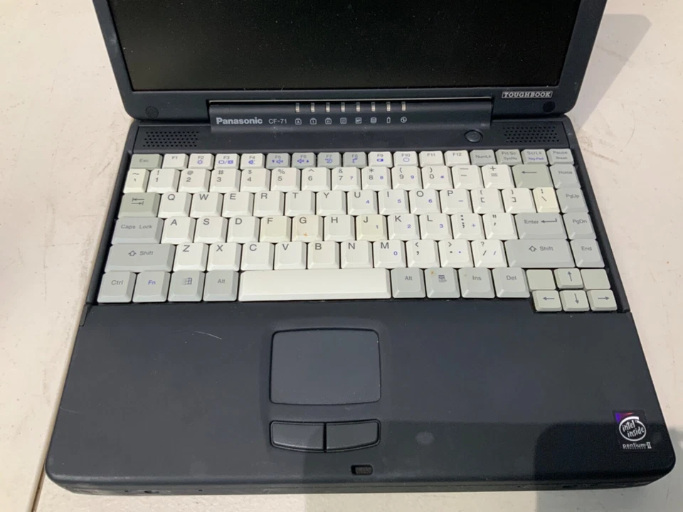 Panasonic Toughbook CF-71 **QUEBRADO APENAS PARA PEÇAS COMO ESTÁ** - Imagem 2 de 4