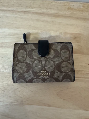 Portafoglio Coach medio con zip angolare in stile tela firmato