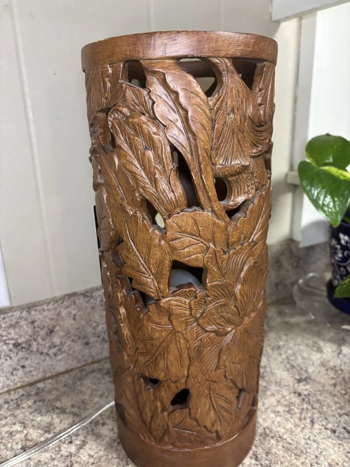 Hermosa lámpara tallada floral decoración de cabina rústica Foto 3 de 4