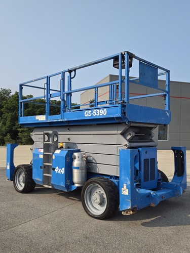 2013 GENIE GS-5390RT 4X4 DUAL FUEL 53' 1500 LB ROUGH TERRAIN SCISSOR LIFT - Picture 4 of 8