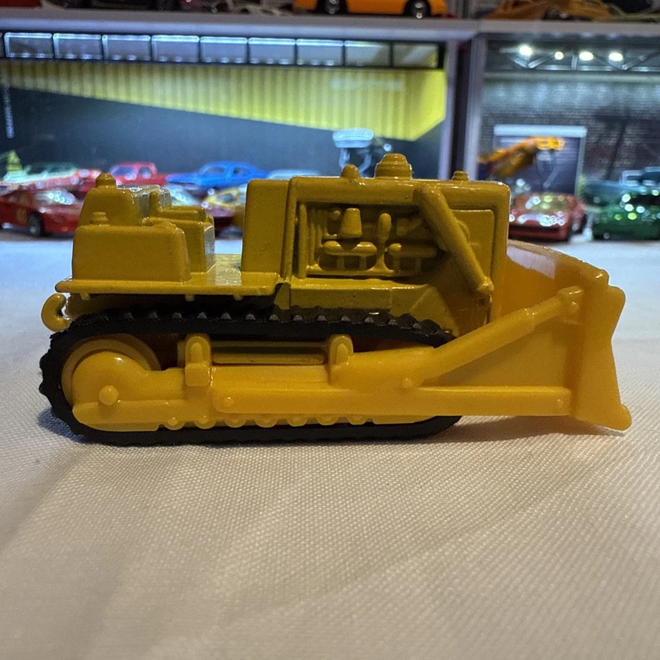 Vintage  Die-cast Caterpillar D9 Bulldozer 1:64 Diecast Model - Image 2 of 4