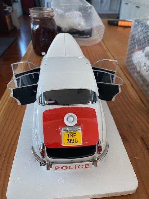 Model Icons | 1:18 | Jaguar 240 British Police Car | LE 591/1500 | SOLD AS IT IS - Image 4 of 4