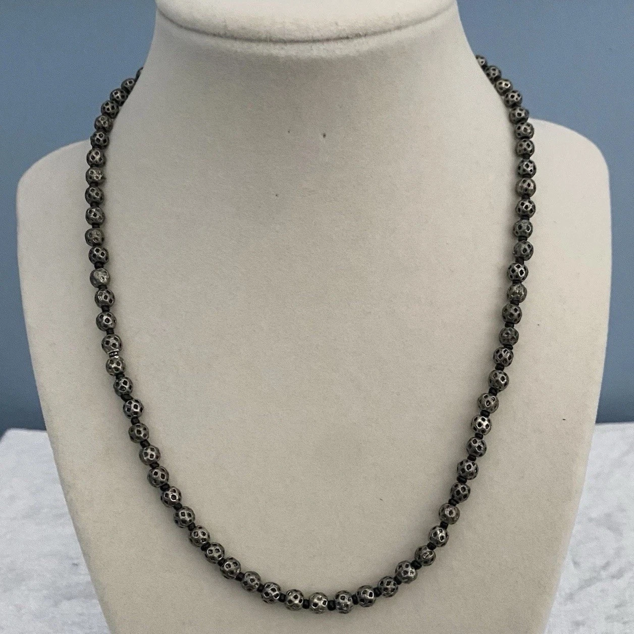 VETEMENTS Collana tono argento martellato poroso piccole perle chiusura a botte bigiotteria moda