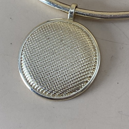 Vintage. Collana con colletto tono oro Monet con cerchio/pendente tondo - Foto 2 di 12