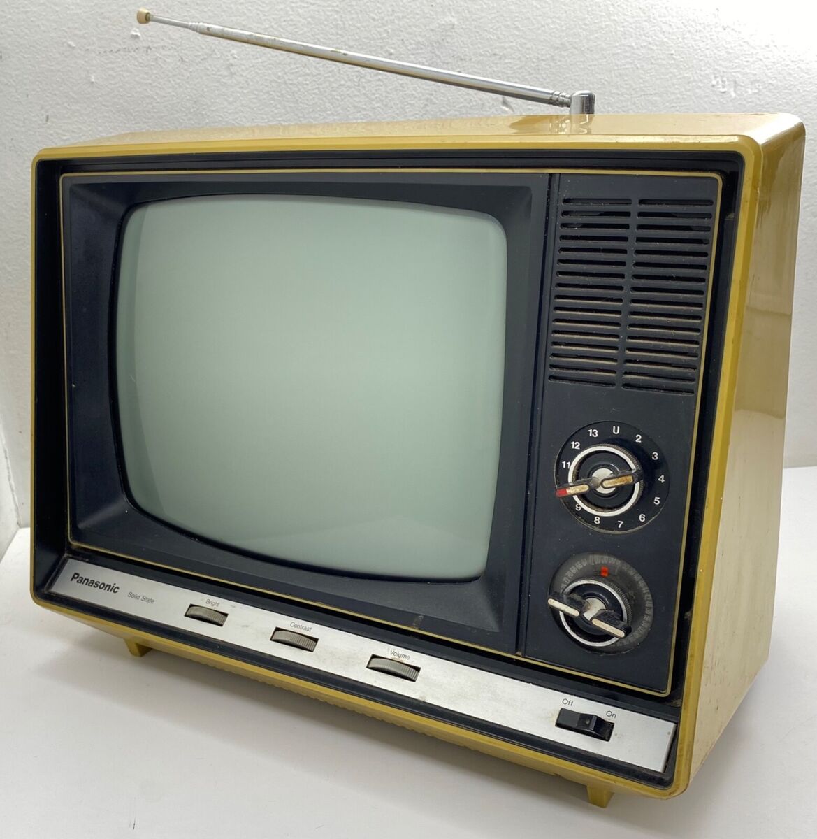 Vintage 1977 Panasonic TR-682SX Solid State TV Yellow 11 Vintage 1977 Panasonic TR-682SX Solid State TV Yellow 11
