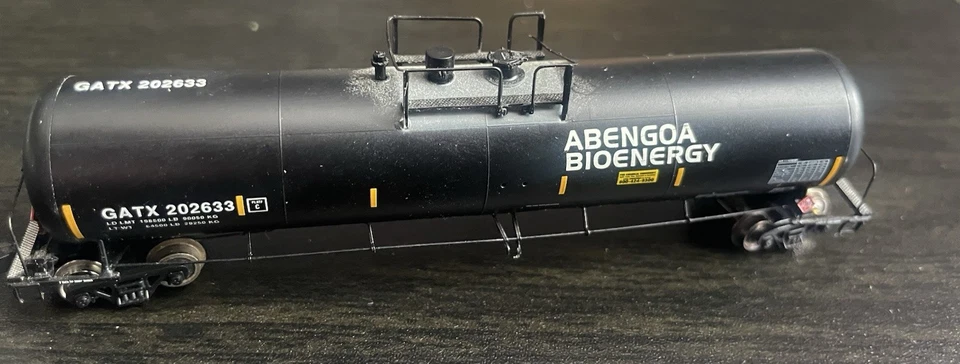 Athearn N Scale 30,000-Gallon Ethanol Tank Car GATX 202633 - Image 3 of 4