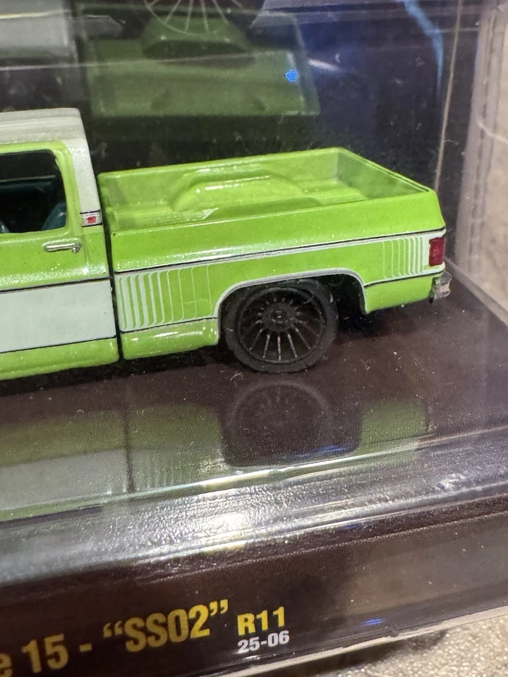 !!ERROR!! GMC Sierra Grande 1976 M2 Machines 15 Green Downtown Vibes Diorama Foto 2 de 4