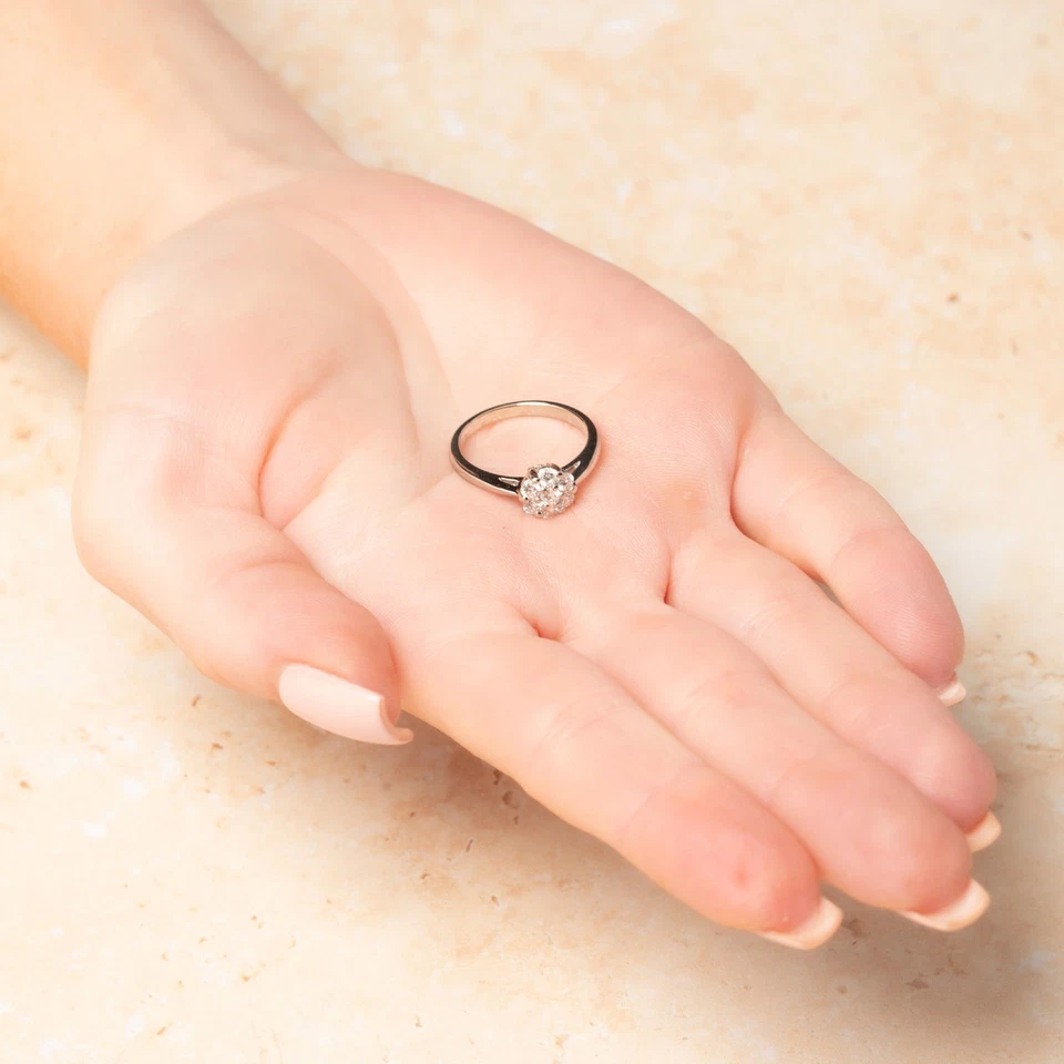 Anillo con racimo de margaritas de diamantes de 0,35 quilates de oro blanco de 18 quilates Foto 2 de 4