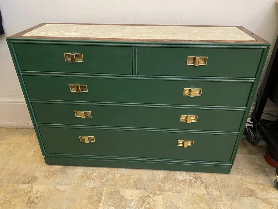 Cómoda de campaña Thomasville de mediados de siglo con tapa de piedra Foto 4 de 4