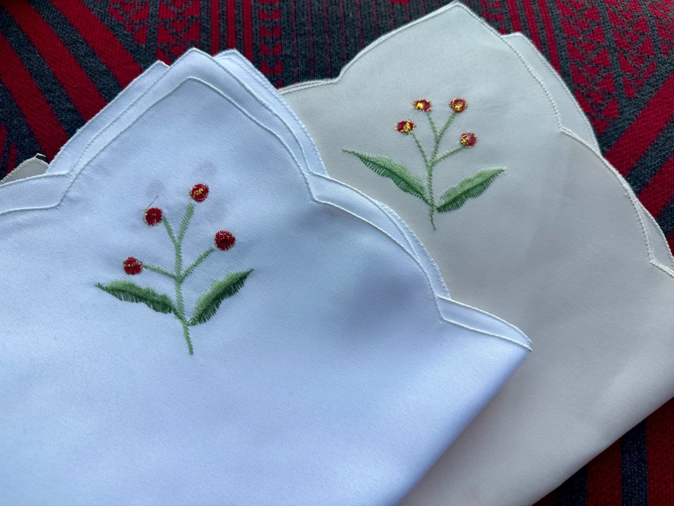 Juego de 10 servilletas vintage de Navidad bordadas con bayas de Navidad Foto 2 de 4