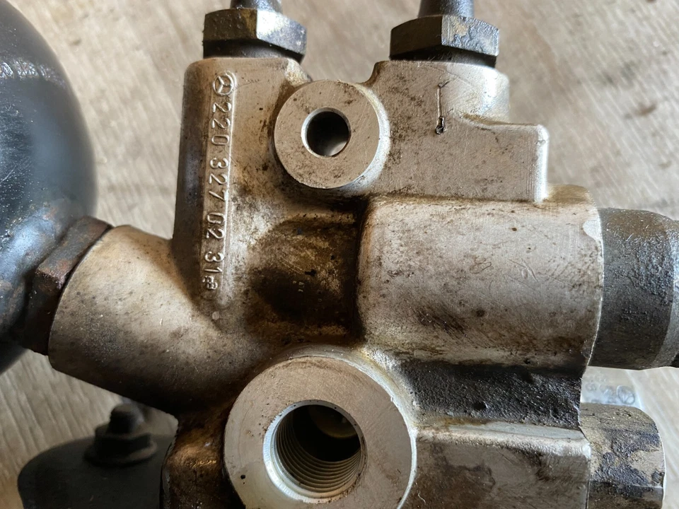 MERCEDES BENZ S55 SL55 CL55 OEM 03-06 SUSPENSIÓN HIDRÁULICA VÁLVULA DE ALIVIO DE PRESIÓN Foto 3 de 4