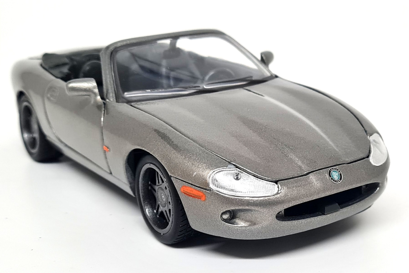 Maisto 1/24 - Jaguar XK8 Open Cabriolet Grey Diecast Scale Model Car