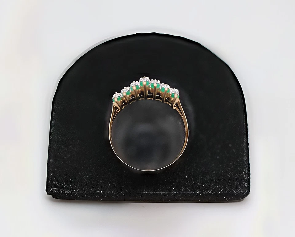 Anillo de cóctel de oro amarillo macizo de 10 k con detalles de diamantes y esmeraldas talla 8 Foto 4 de 4