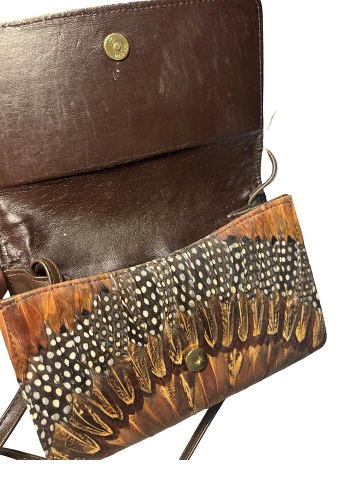 Cartera sin asas vintage genuina de plumas de pavo real de Comeco con correa a presión Foto 3 de 4