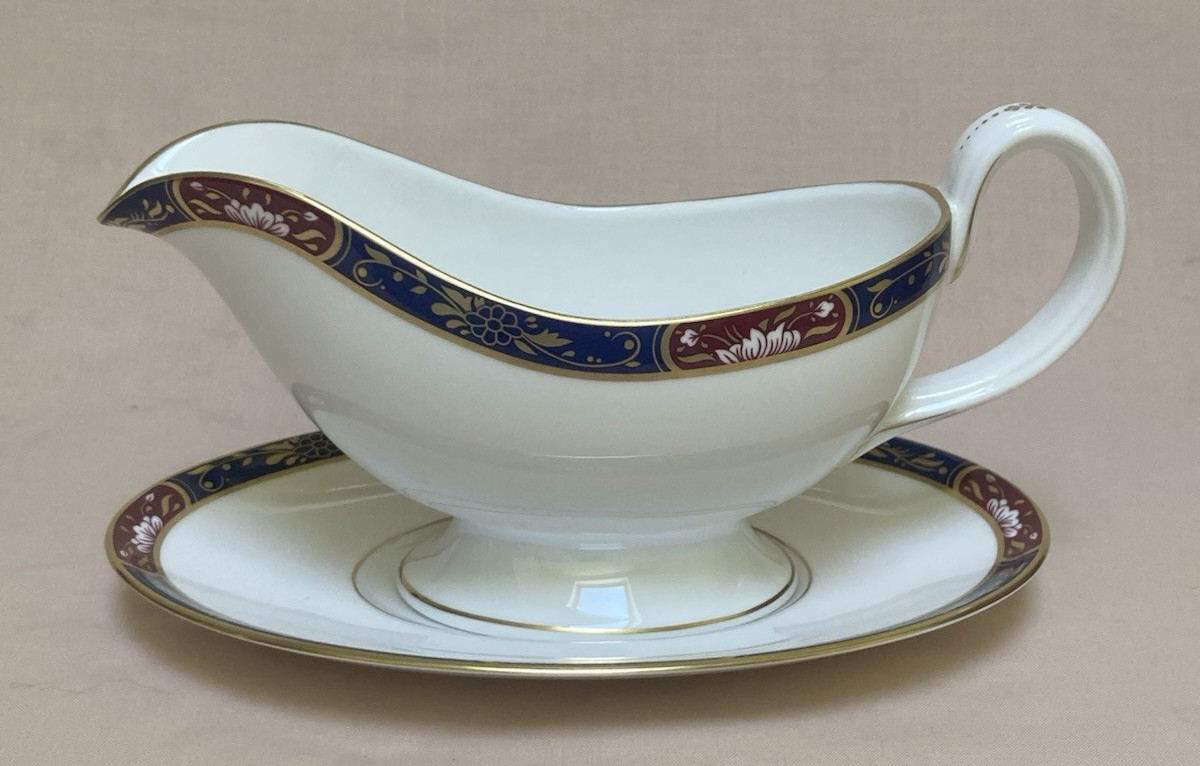 Royal Worcester "Príncipe Regente" JARRA DE SALSA Y SOPORTE