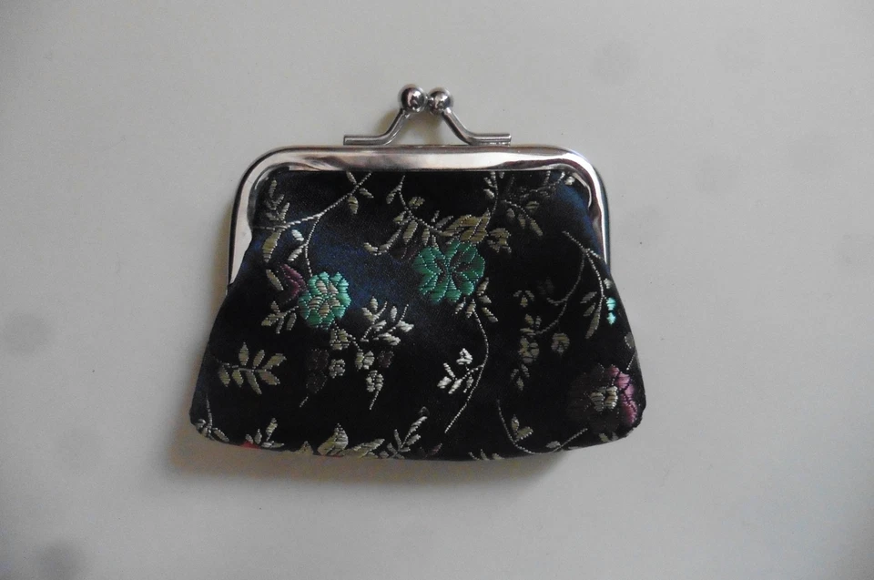 Petit porte-monnaie en tissu chinois soie noir tissé fleurs jaune or bleu rouge - Photo 2/3
