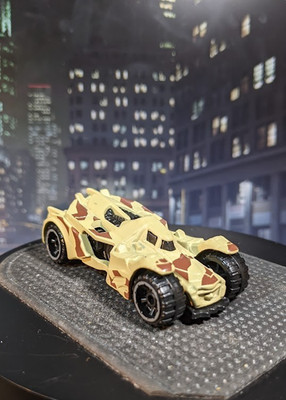 Batman Batmobile Hot Wheels. Wie abgebildet. KAUFEN SIE EINEN ERHALTEN SIE EINEN GRATIS. Geschenk verpackt.