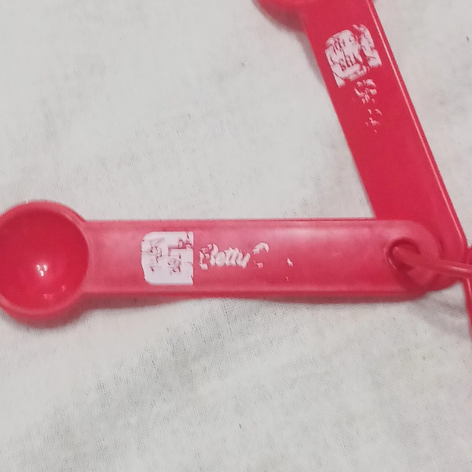 Conjunto de 4 colheres de medição vermelhas Betty Crocker 1/4 colher de chá 1/2 colher de chá 1 colher de chá 1 colher de chá - Imagem 3 de 4