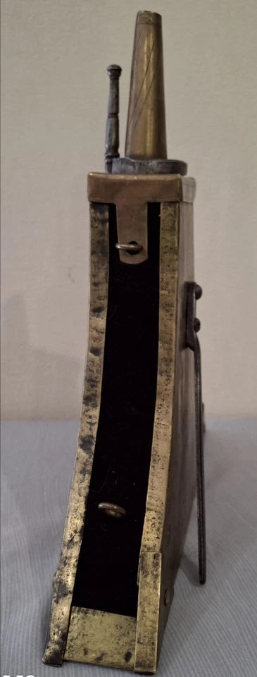 Poire à poudre trapézoïdale dite de mousquetaires avec son pulvérin. 17ème - Photo 3/4