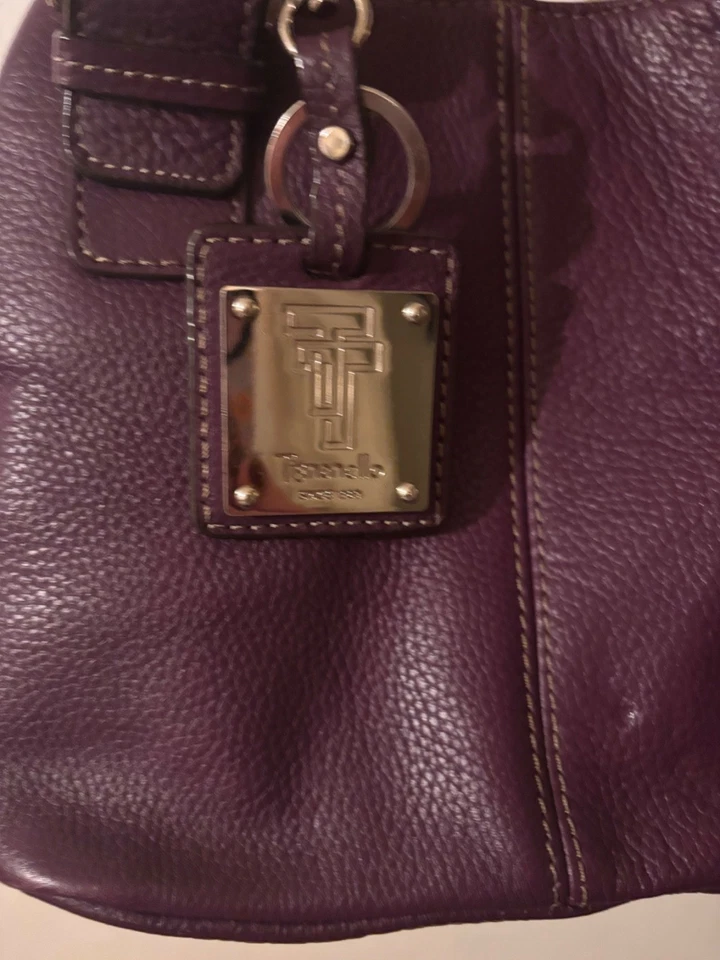 BOLSO DE MANO TIGNANELLO CUERO GENUINO, MORADO TAMAÑO MEDIANO CON LLAVERO DE BOLSO, PLATEADO HARDWA Foto 3 de 4