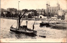 *49447 postcard London E,C - The Tower of London from river