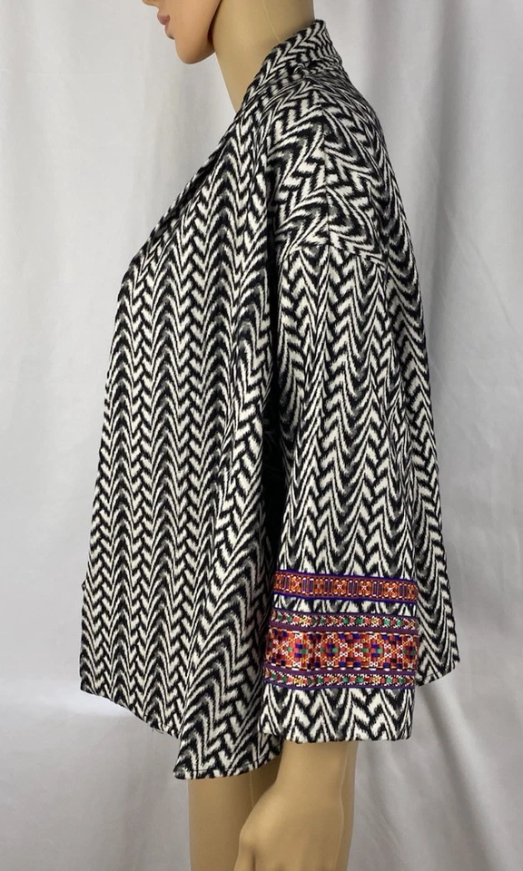 Chaqueta Kimono Recortada Frente Abierto Colección Zara W&B Blanco y Negro, Talla M Foto 4 de 4