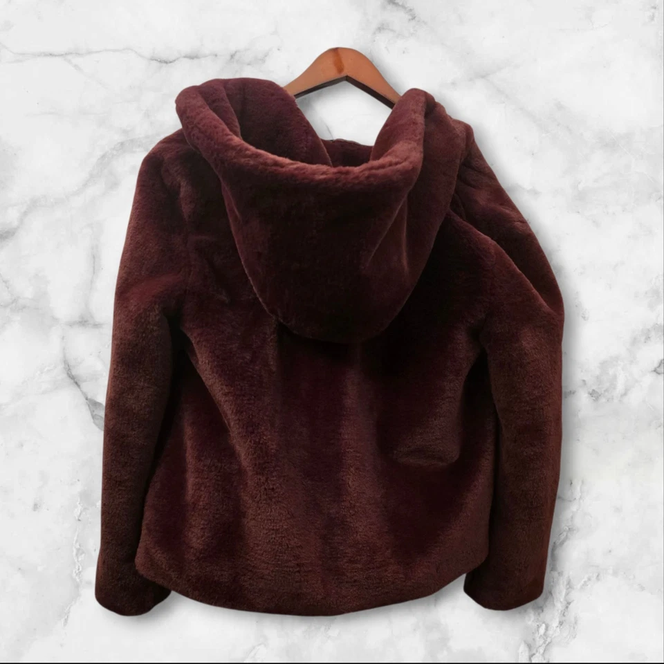 Chaqueta de piel sintética color vino de Simply Vera wang; ultrasuave con capucha de gran tamaño; M Foto 2 de 4