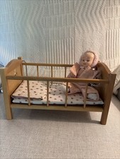 Vintage StromBecker Meble dla lalek Drewniane łóżeczko dziecięce z plastikowym dzieckiem