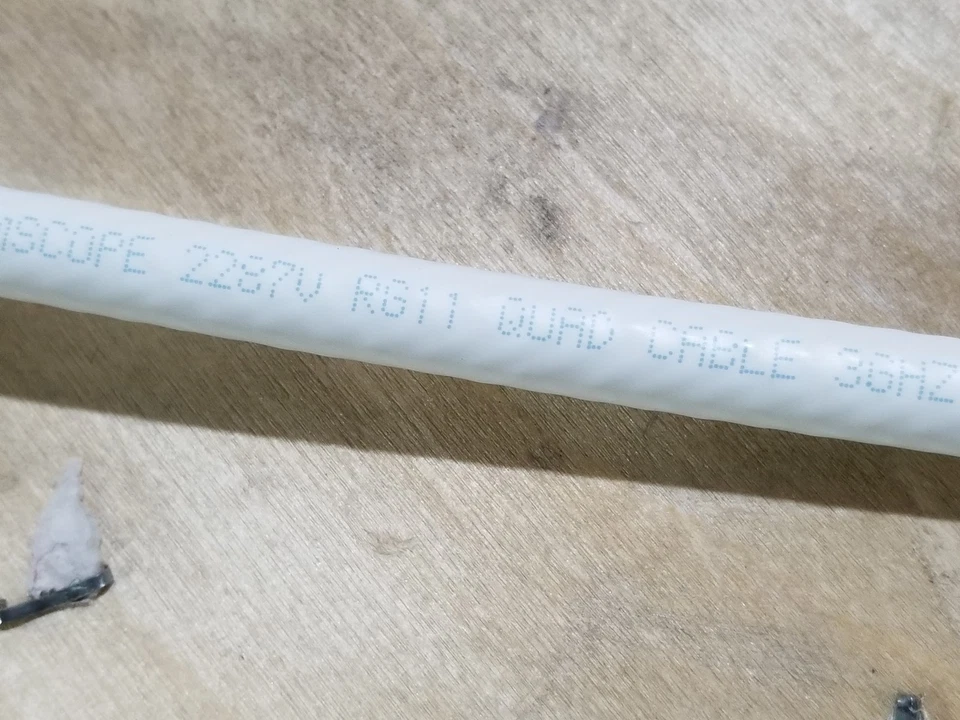 Cable de antena coaxial Commscope 2287V RG-11 14awg Quad Shield Plenum 75Ohm/25 pies Foto 3 de 4